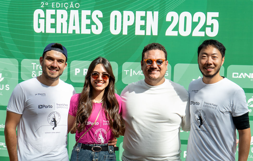 Equipe em frente ao painel do Geraes Open 2025.